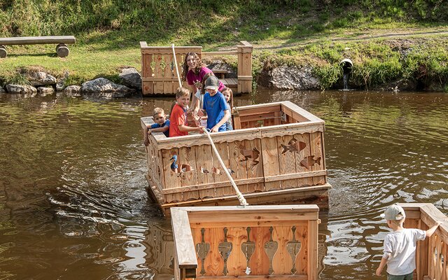 Kinder beim Spielen am Natur–Freizeitteich