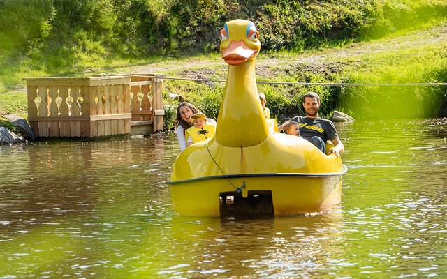 Kinder beim Rudern am Natur–Freizeitteich