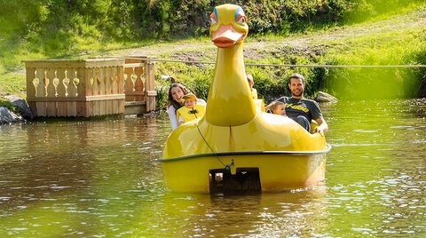 Kinder in der Tretbootente am Teich