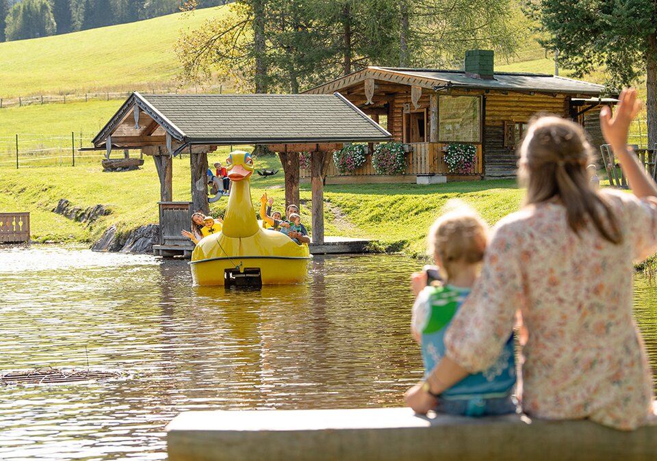 Ein kleiner Junge lernt Fischen am Teich