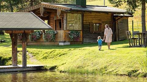 Familien beim Picknicken am Teich