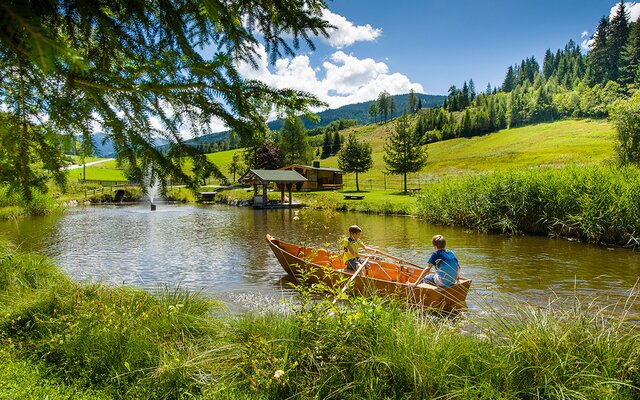 Kinder beim Rudern am Natur–Freizeitteich