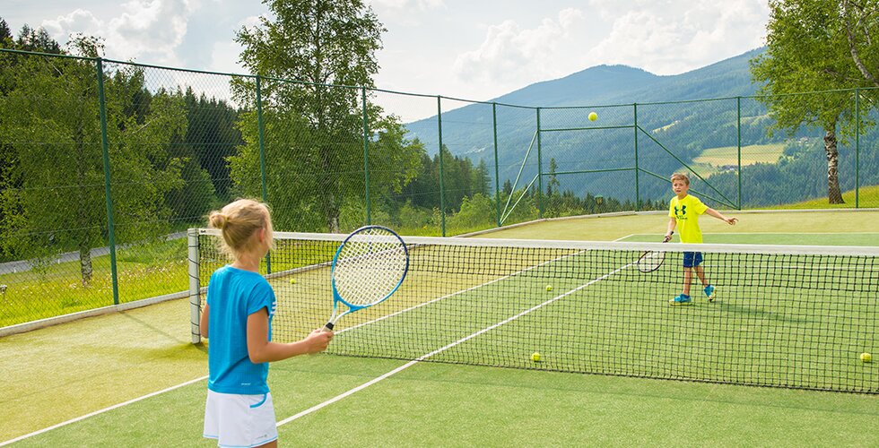 Kinder beim Tennisspielen