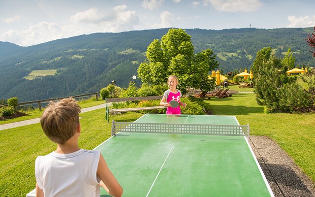 Teenager beim Tischtennis spielen