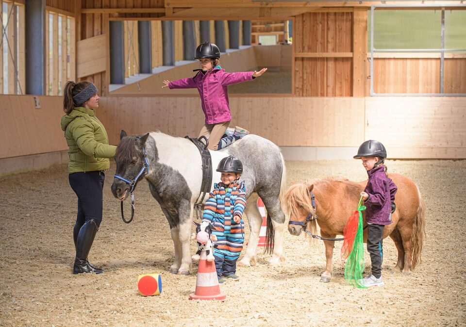 Reitlehrerin mit Kindern bei den Ponyerlebnissen