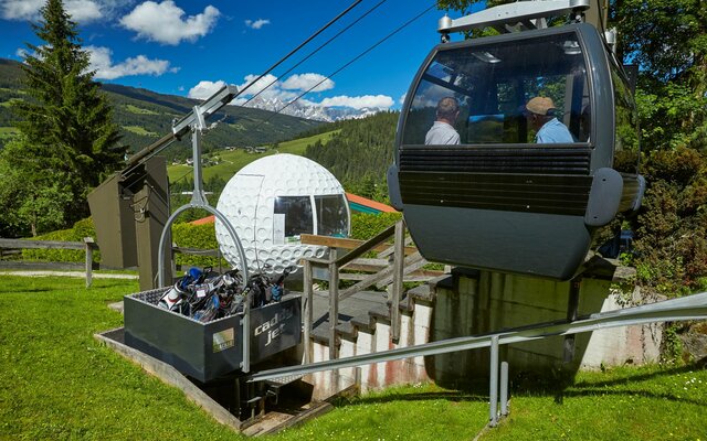 Golfgondel und Talstation beim Golfplatz Radstadt