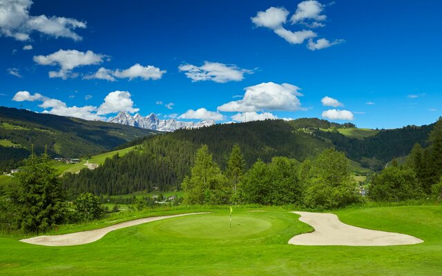 Golfen mit Aussicht auf den Dachstein