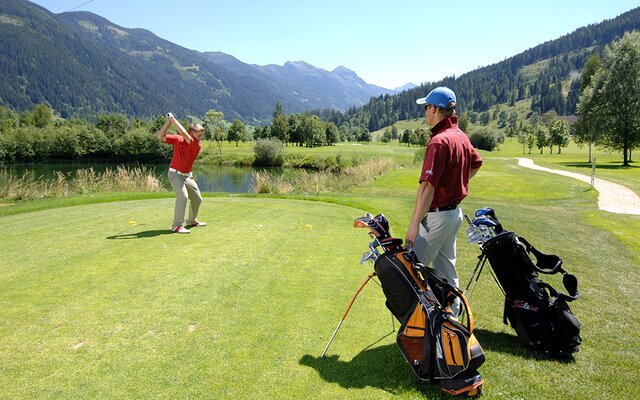 Gäste beim Golfen am Golfplatz