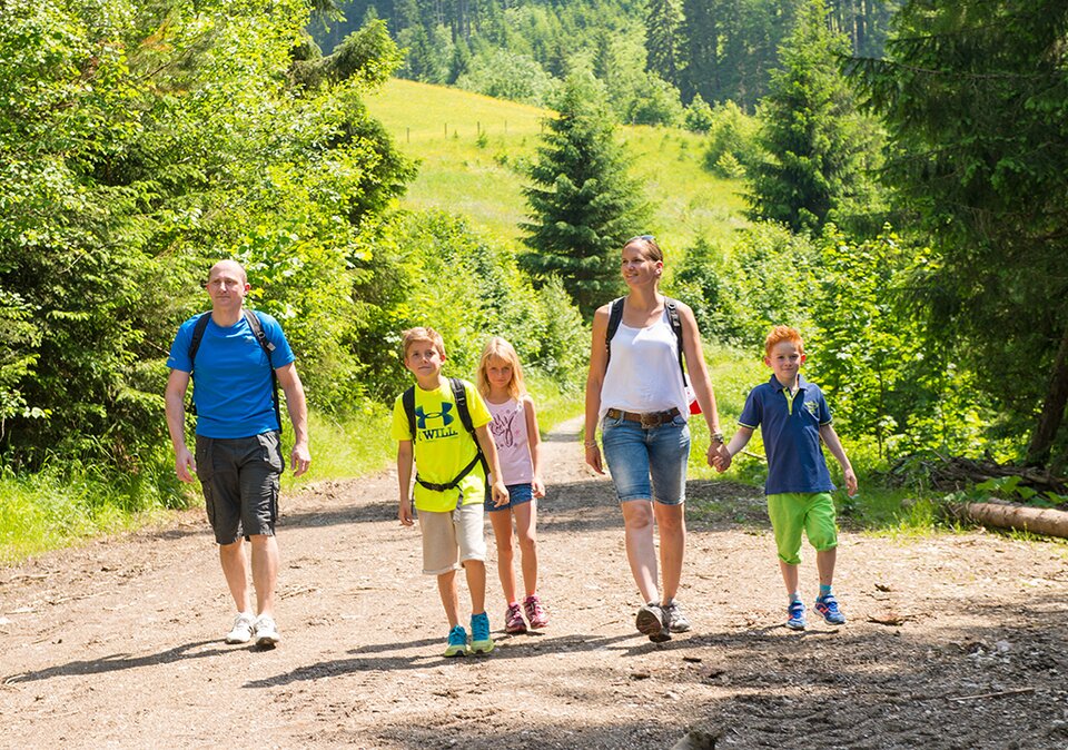 Familie beim Wanderausflug