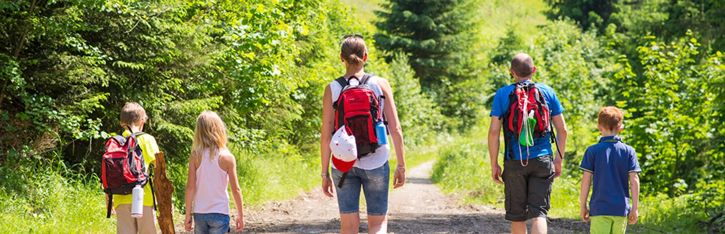 Familie beim Wandern mit den Gastgebern