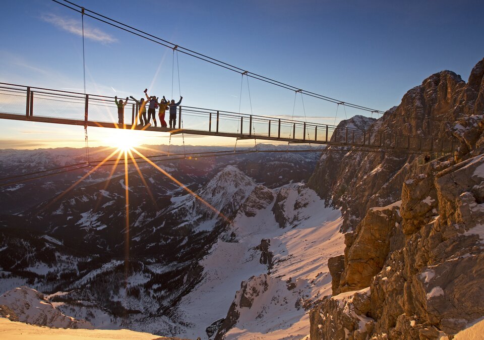 Urlauber auf der Hängebrücke am Dachstein