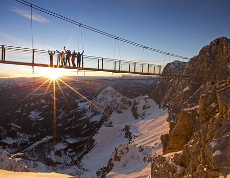 Urlauber auf der Hängebrücke am Dachstein