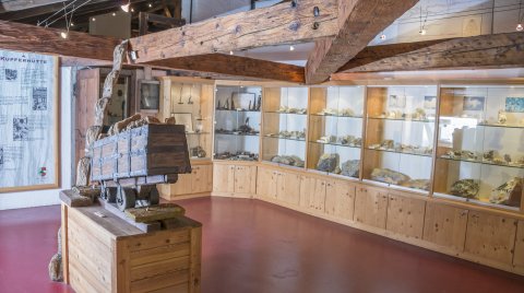 Ausstellungsraum mit Bergbau-Exponaten und Mineraliensammlungen.