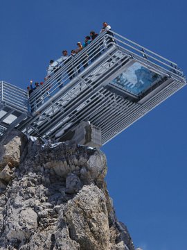 Seilbahn erreicht Bergstation mit Panorama-Aussichtsplattform.