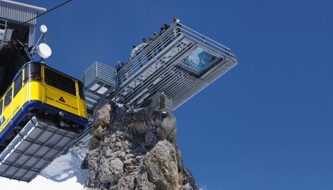 Seilbahn erreicht Bergstation mit Panorama-Aussichtsplattform.