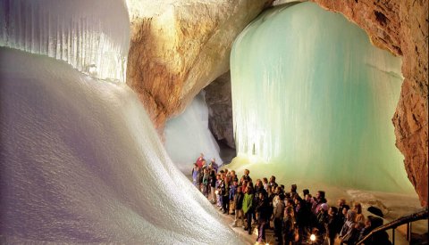 Besucher erkunden die Eisriesenwelt mit beeindruckenden Eisformationen.