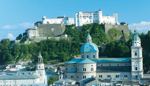 Blick auf Salzburg mit Festung Hohensalzburg und Salzburger Dom.