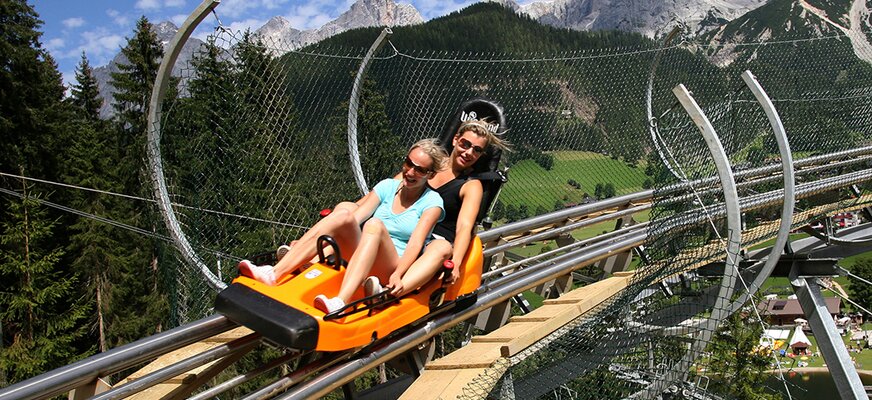 Frauen auf der Sommerrodelbahn