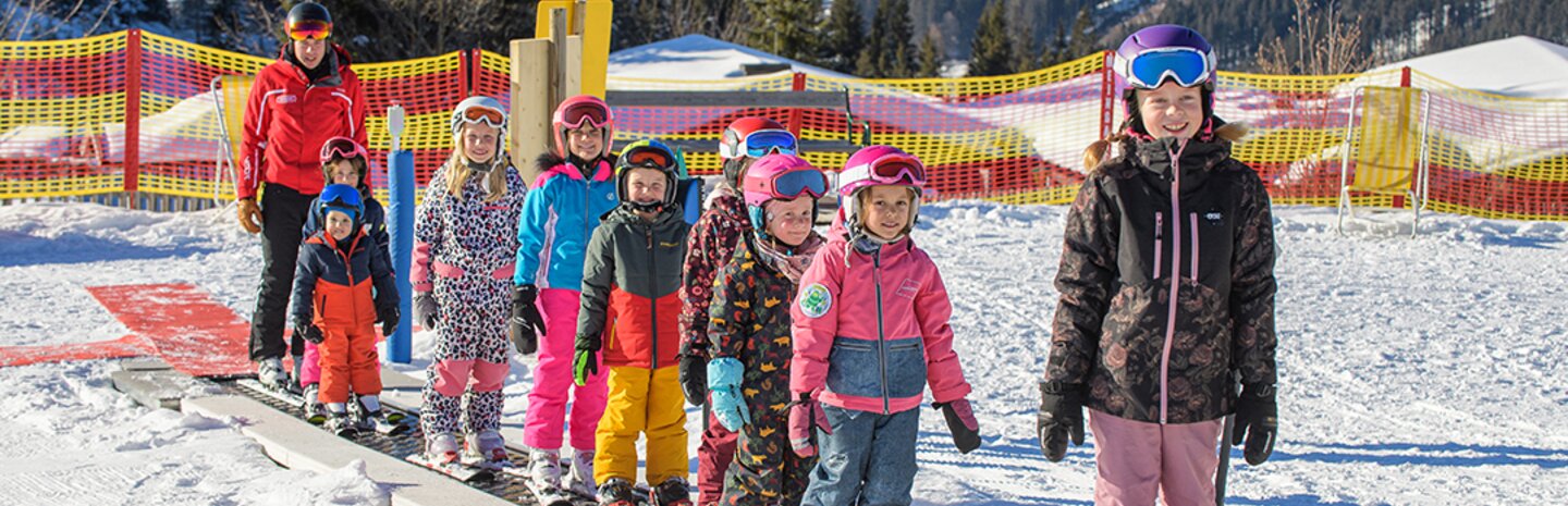 Skikursgruppe am Zauberteppich