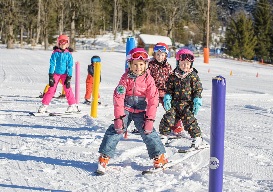 Kinder beim Skikurs