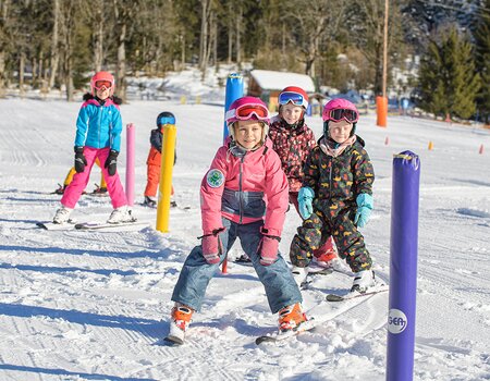 Kinder beim Skikurs