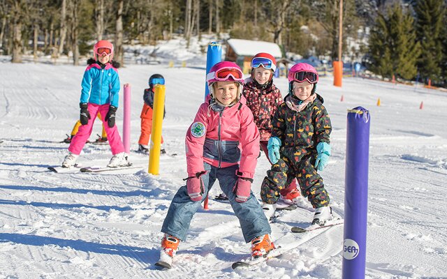 Kinder beim Kinderskikurs auf der Hexenhauswiese