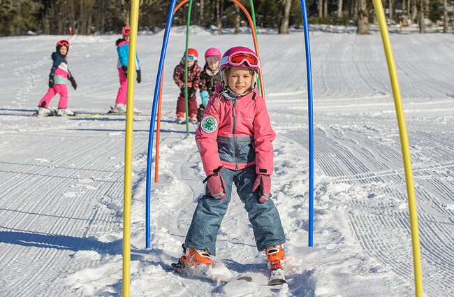 Kinder beim Skiparcours fahren