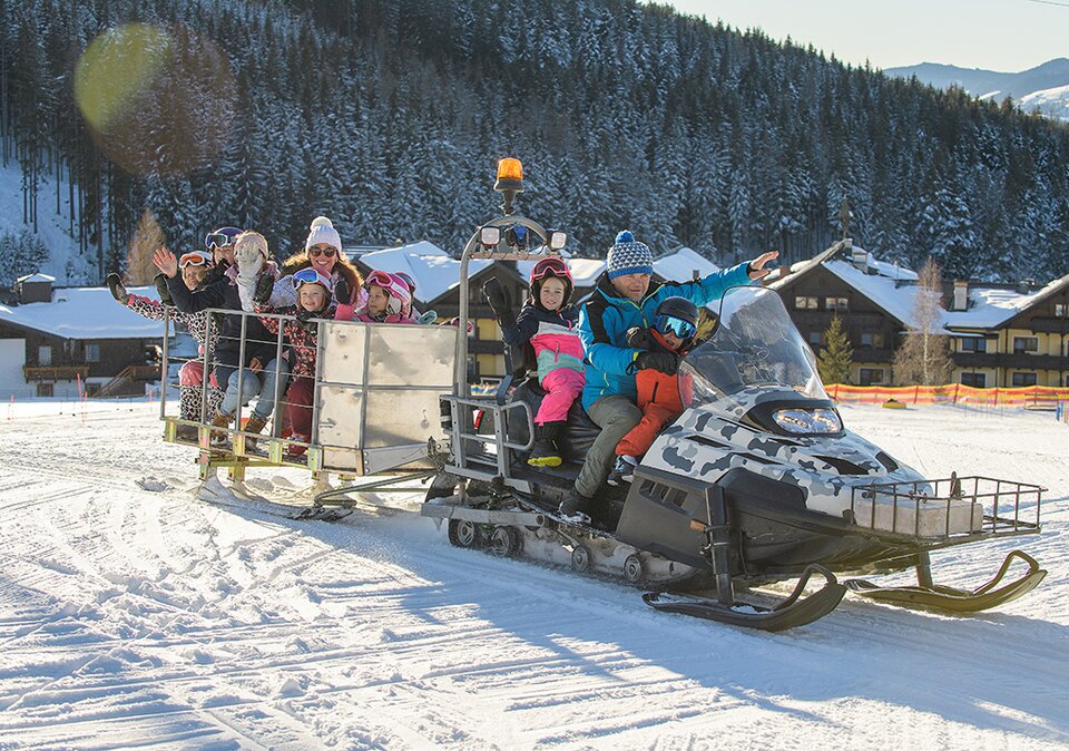 Familie beim Ski-Doo fahren mit Gastgeber Peter