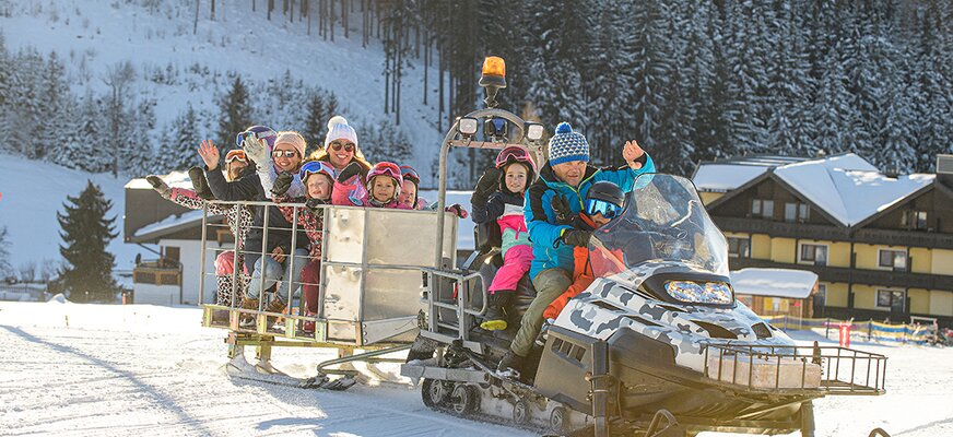 Kinder beim Ski-Doo fahren mit Gastgeber Peter