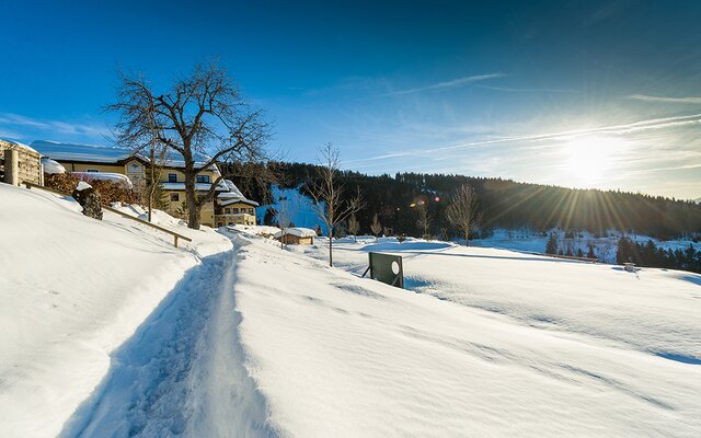 Verschneiter Winterwanderweg rund um die Seitenalm