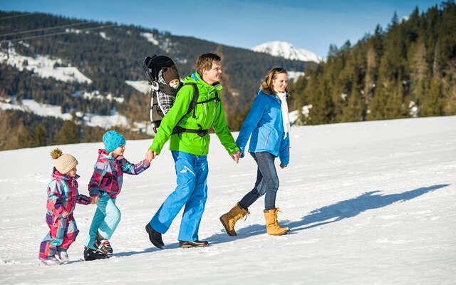 Familie bei einem Winterspaziergang