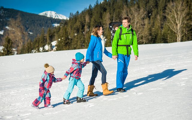 Familie beim Winterspaziergang