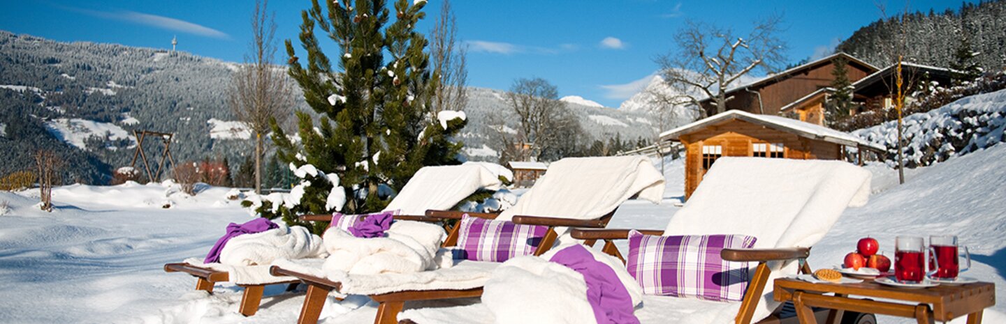 Liegestühle in winterlicher Landschaft