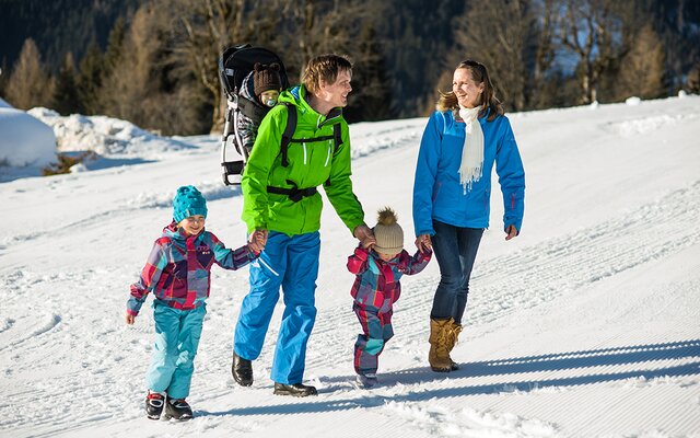 Familie beim winterlichen Spaziergang